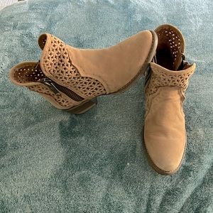 Circle G Taupe booties